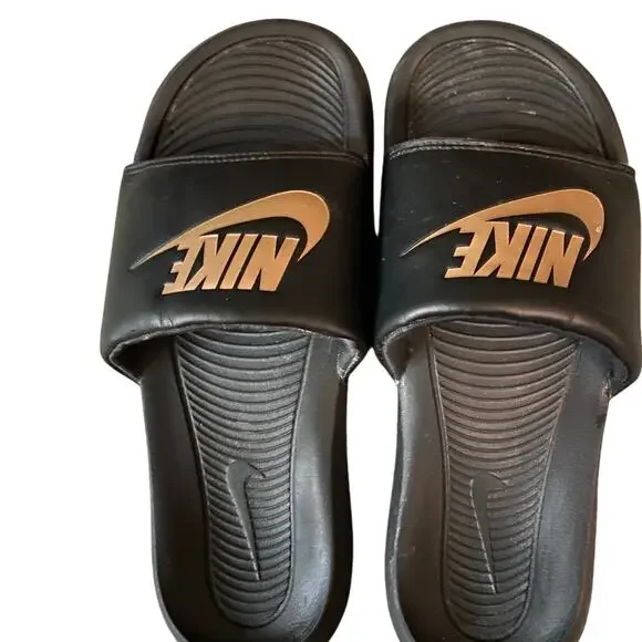 Nike Benassi Black and Gold Slides Size 8 Pre-Owned - Picture 2 of 4